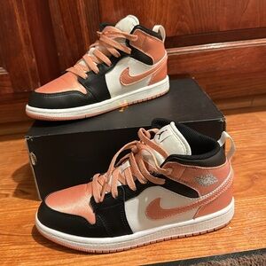 JORDAN 1 MID WHITE/LT MADDER ROOT (PS)